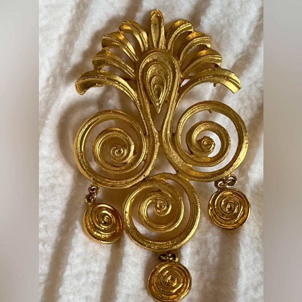 This is a simply beautiful pre owned vintage Coro Etruscan revival style brooch.